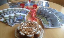 Gratulationskuchen und Broschüren warten auf ihre Empfänger