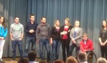 Die erfolgreichen Unihockeyanerinnen und Unihockeyaner auf der Bühne