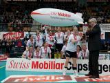 2011 beginnen auch die Damen mit dem Titelsammeln: Joe Stoeckli überreicht Captain Seraina Kilchsperger den Pokal nach dem Cupsieg gegen Oekingen