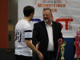 Hans Hirschi, Präsident der Region 2 gratuliert Captain Keller zum Titel