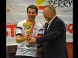 Hans Hirschi übergibt Captain Keller den Pokal (Bild: Reto Voneschen, unihockey.ch)