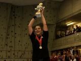 2012 jubelt Captain Pia Eugster mit dem Pokal für den zweiten Meistertitel - Gegner erneut Oekingen - bei den Damen