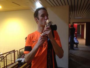 Topskorer Linus Widmer mit dem Pokal für den Gruppensieg